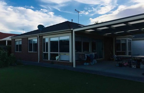 Point Cook House | Walk to train station, cosy house +treadmill …