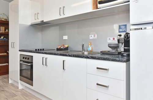 Ellalong House | Wallaby Gully Farm Cottage - Peace, Quiet, Serenity