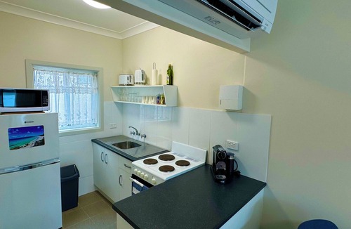 Hyams Beach Apartment | Walters Holiday Flats @ Hyams Beach (Flat 1) - Book 7 nights pay for only 6*