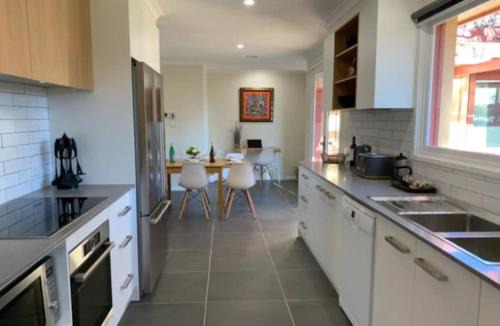 Scullin House | Warm and Spacious 5BR Home w WIFI and Multiple Parking - Hosted by Canstay