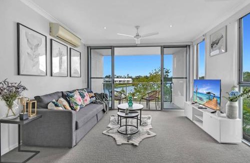 Carrara Apartment | Water View Modern Tri-level Townhouse in Carrara with 2 Parking Spots