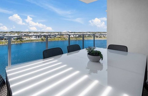 Birtinya Apartment | Waterfront 2brm resort style apartment