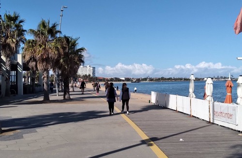 St Kilda West Apartment | Waterfront Apartment Opposite Beach and Parklands