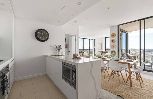 Wolli Creek Apartment | Waterfront Apartment with Panoramic City Views