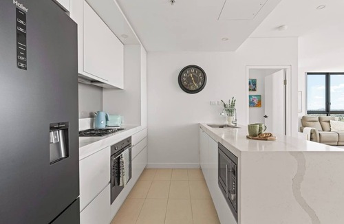 Wolli Creek Apartment | Waterfront Apartment with Panoramic City Views