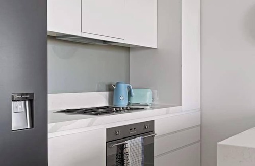Wolli Creek Apartment | Waterfront Apartment with Panoramic City Views