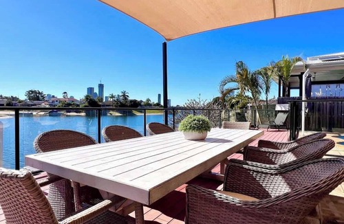 Mermaid Waters House | Waterfront Family House with Pool, BBQ