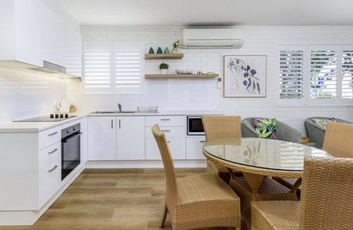 Bongaree Apartment | Waterfront Views From Ground Floor