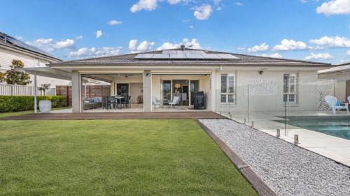 Banksia Beach House | Waters Edge