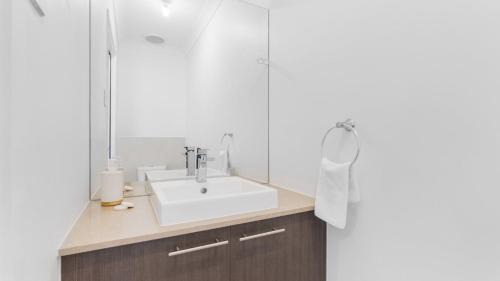 Banksia Beach House | Waters Edge