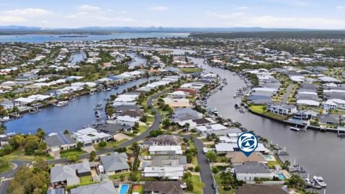 Banksia Beach House | Waters Edge