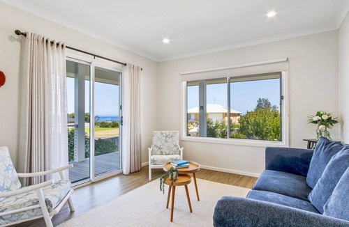 Lake Bunga House | Waves and Blossoms | Spacious Coastal Escape