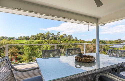Lake Bunga House | Waves and Blossoms | Spacious Coastal Escape