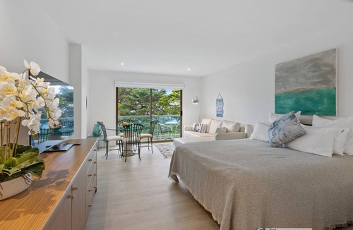 Cowes Apartment | Waves Beach frontage Studio Apartment with views in Cowes (lift access)
