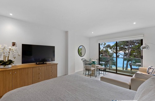 Cowes Apartment | Waves Beach frontage Studio Apartment with views in Cowes (lift access)
