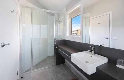 Port Campbell Hotel | Waves Luxury Suites & Port Central Apartments