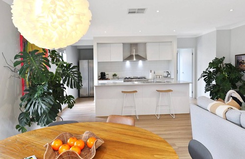 Armstrong Creek House | Waves + Moore; Sleeping 8, 3 bedroom, 2 bathroom, Aircon, Geelong, Beaches, Golf