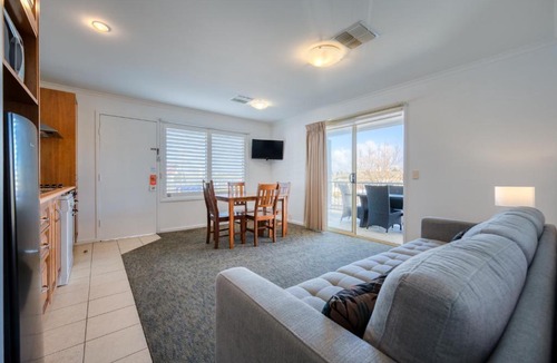Warrnambool Hotel | Waves on Banyan formerly Comfort Inn International