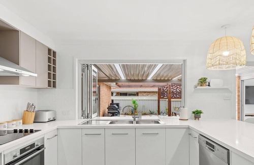 Fingal Bay House | Waves on Whitesands - absolutely EVERYTHING for your beach holiday