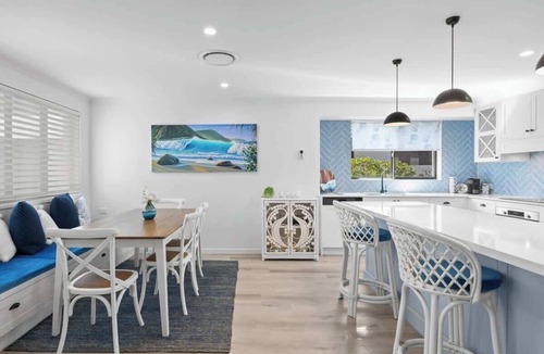Parrearra House | Waves Retreat - Coastal Style Home near Warana Beach