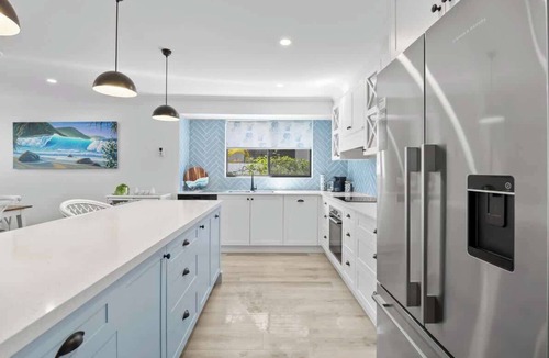 Parrearra House | Waves Retreat - Coastal Style Home near Warana Beach