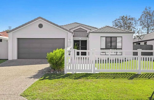 Parrearra House | Waves Retreat - Coastal Style Home near Warana Beach