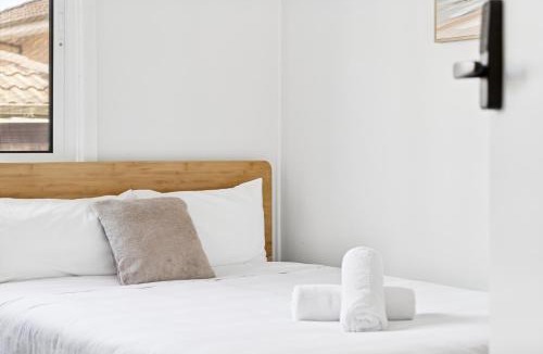 Hurstville House | Well-Situated Double Room Near Hurstville Station - Shared Bathroom & Kitchen