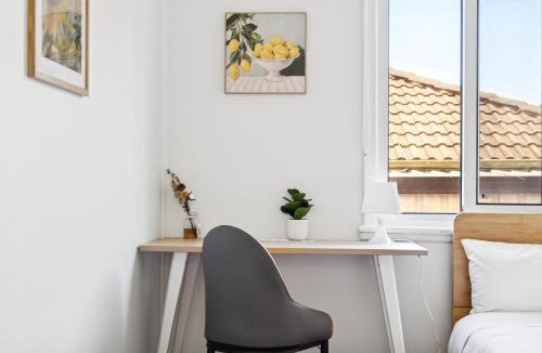 Hurstville House | Well-Situated Double Room Near Hurstville Station - Shared Bathroom & Kitchen