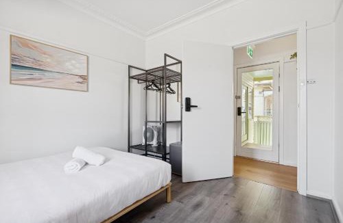 Hurstville House | Well-Situated Double Room Near Hurstville Station - Shared Bathroom & Kitchen