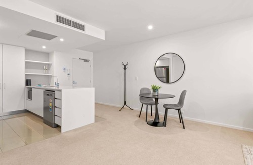 West End Apartment | West End Flat with Pool and BBQ Access