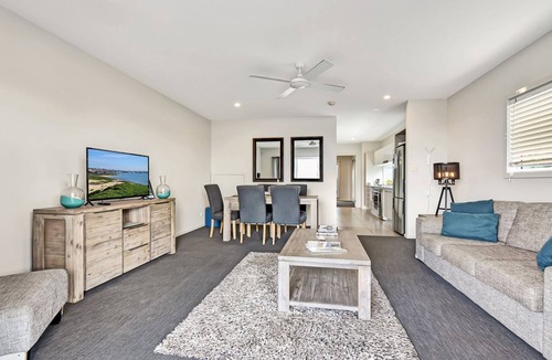 Caves Beach House | Whale Tales at Caves Beach Villas
