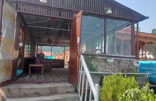 Dal Lake House | White blossom
