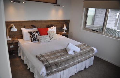 Hotham Heights Apartment | White Crystal Apartments