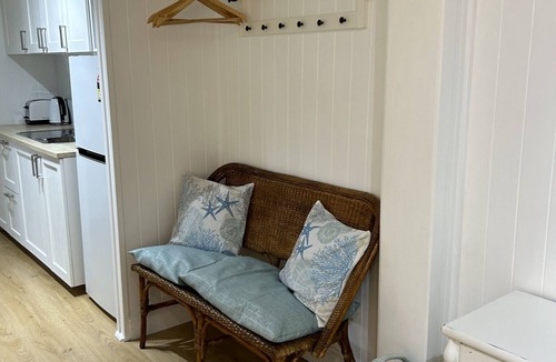Toogoom Cabin | White Haven - Direct Access to Toogoom Beach-Sleeps 2-Wi-Fi-Air con-Smart TV