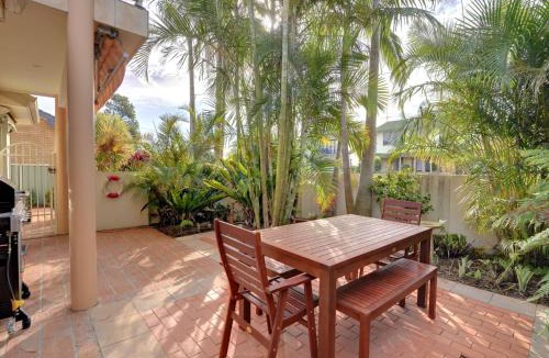Nelson Bay House | White Horses
