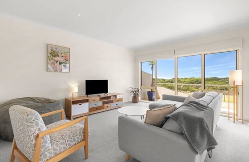 Torquay House | Whites Beachfront Retreat: Pet Friendly