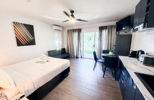 Dolphin Heads Apartment | WhitsunStays - The Black Pearl