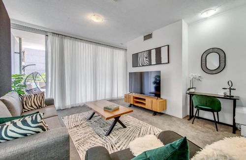 South Brisbane Apartment | Wild Luxe Beach Front Escape- 1 min walk Southbank
