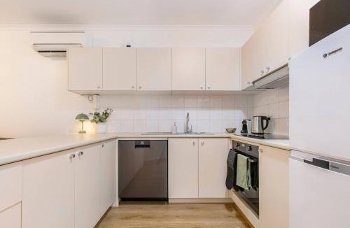 Windsor Apartment | Windsor Base - Steps to Shopping, Dining & Nightlife