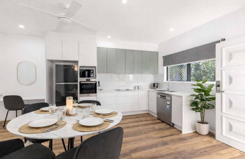 Hermit Park Apartment | Windsor Charm – 2BR Hermit Park Unit near Townsville CBD
