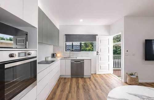 Hermit Park Apartment | Windsor Charm – 2BR Hermit Park Unit near Townsville CBD