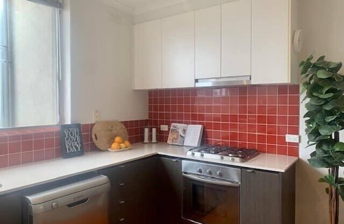Windsor Apartment | Windsor Prahran Sunny Spacious 1 Bed with Sunroom