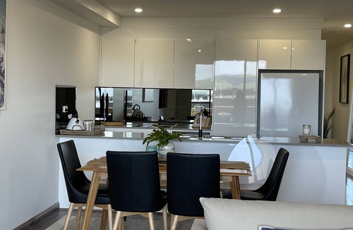 Gerringong Apartment | WINTER DEAL 3 NIGHTS PAY FOR 2 - Luxe stay with beach, cafes, gyms, bars and pub