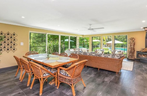 Macmasters Beach House | 'Wirreanda Retreat - Acreage' by HolidayCo