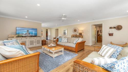 Macmasters Beach House | 'Wirreanda Retreat - Acreage' by HolidayCo