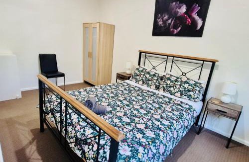 Glenroy House | Wombat Cottage Albury