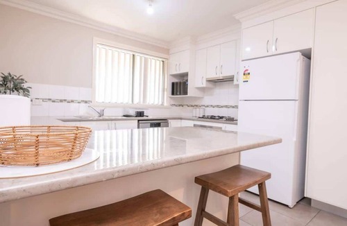 Bletchington House | Wonderful Windred. Quiet & Homely. 3 Min to CBD
