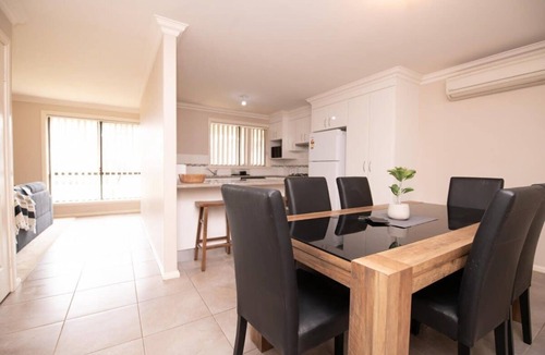 Bletchington House | Wonderful Windred. Quiet & Homely. 3 Min to CBD