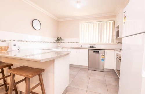 Bletchington House | Wonderful Windred. Quiet & Homely. 3 Min to CBD