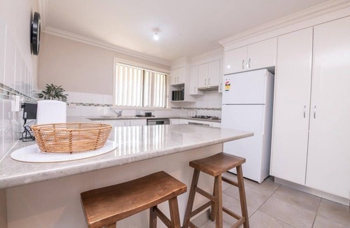 Bletchington House | Wonderful Windred. Quiet & Homely. 3 Min to CBD